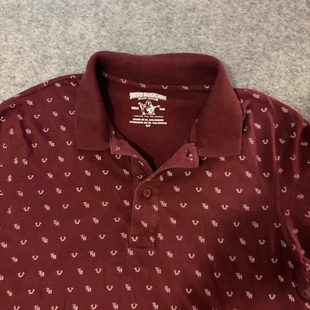 True Religion Polo Shirt Mens Small Burgundy‎ All Over Print Grunge Y2K Skate